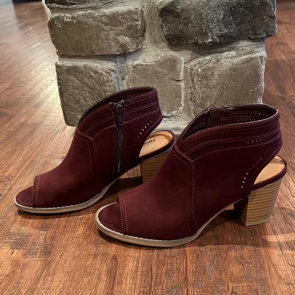 Women’s Open Toe Chunky Heel Bootie size 8.5